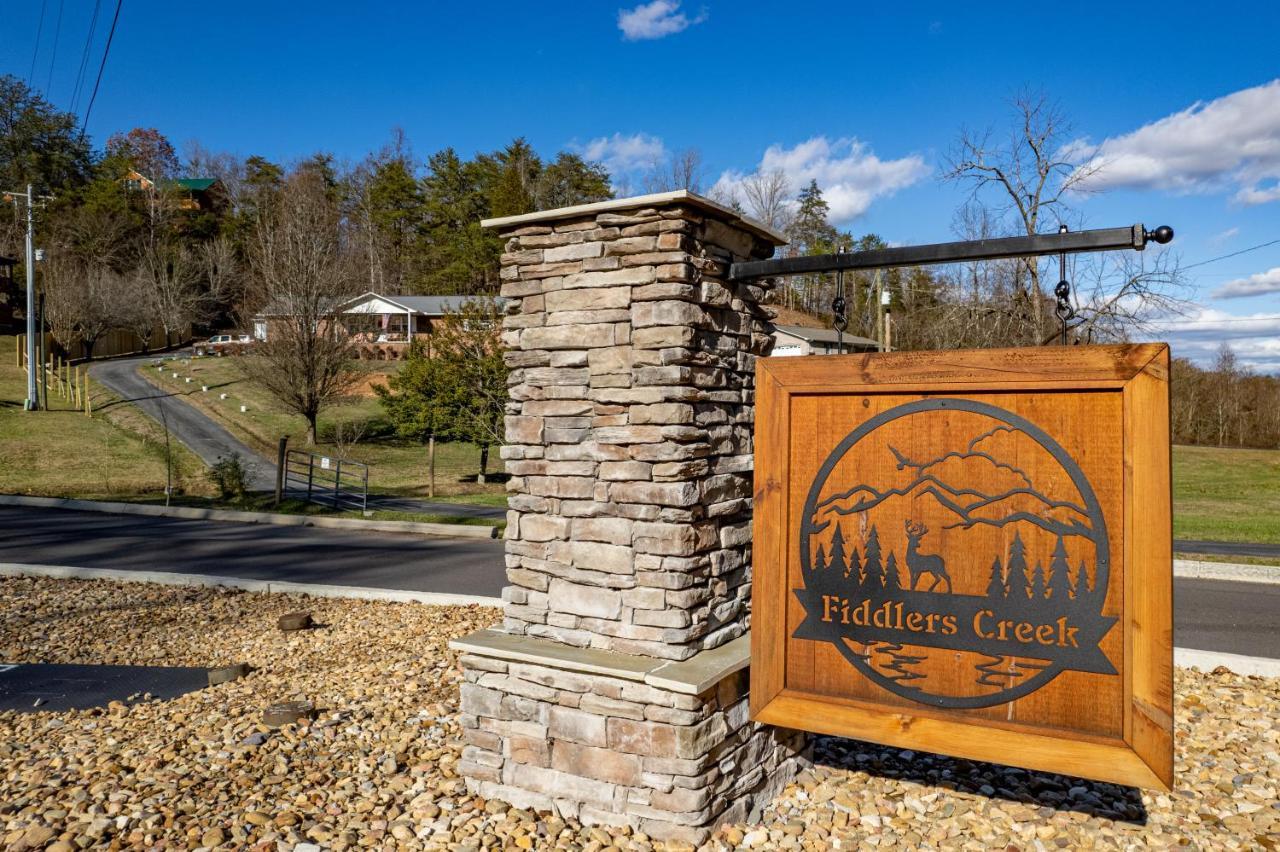 5Bd5B Escape Cabin With 2 Hottubs, Thtr &Game Rm,1Mi To The Parkway! 4Mi To Dollywood - Spring Deal Pigeon Forge Exterior photo